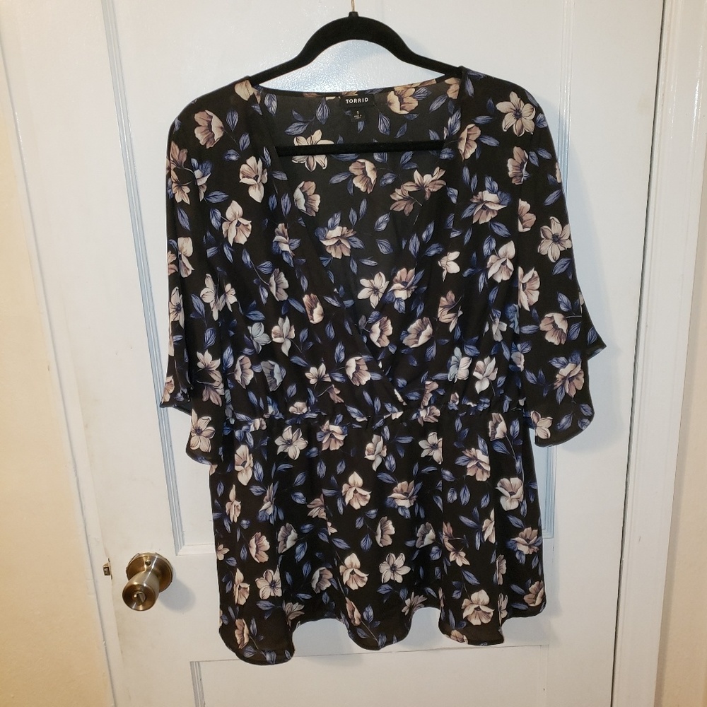Torrid Vneck Flowy Blouse, Sz 1
